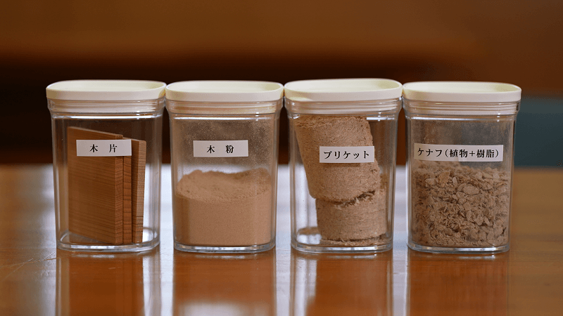 写真:建築解体現場などから出る廃木材を300ミクロンのサイズまで粉砕しサイクル原料100%のペレットで製造しています