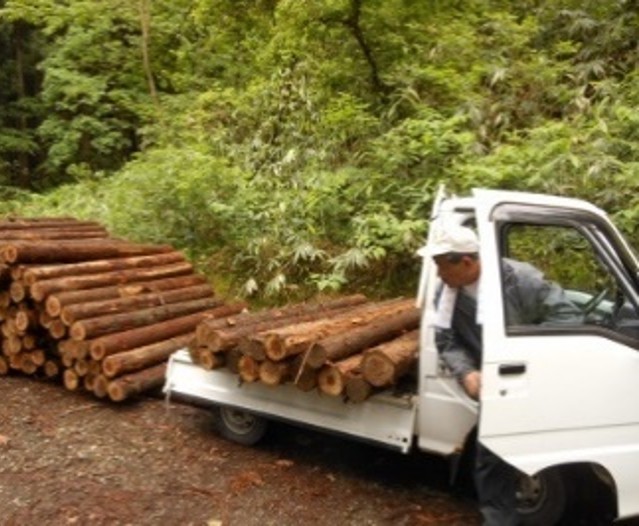 薪を軽トラで林道まで運搬